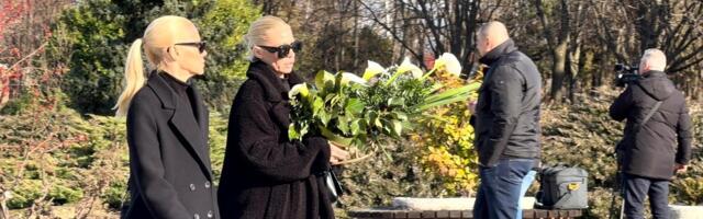 NATAŠA BEKVALAC STIGLA NA SAHRANU TATJANE JEČMENICE: Pevačica ruku podruku sa sestrom, obe u crnom od glave do pete, nose bele kale (FOTO)