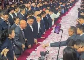 "Uzmite koliko možete, znam da se mučite s kreditima" Direktor okupio radnike, pa pred njih istresao milione dolara, snimak preplavio internet