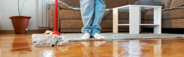 Trik iz kuhinje zaludeo domaćice: Drveni podovi blistaju kao novi uz samo 2 sastojka