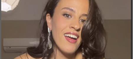 Dekolte do pupka, kožna suknja i ogroman šlic, ćerka Jovana Memedovića nosi polovne stvari, a sad raspametila izdanjem