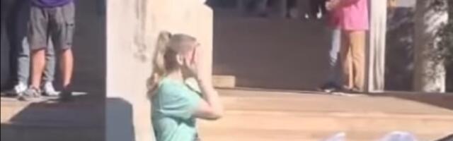 Od šoka PALA NA POD: Maturanti u Zadru OVAKO iznenadili razrednu (VIDEO)