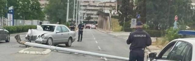 "Mercedes" se zakucao u banderu (FOTO)