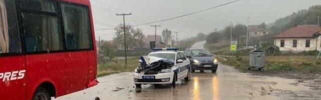 Nesvakidašnja nezgoda kod Bojnika: Sudar policijskog vozila i autobusa!