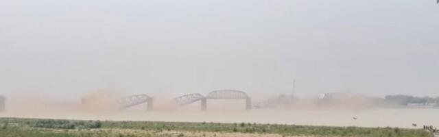 SRUŠIO SE MOST U MJANMARU: U trenu završio u reci (VIDEO)