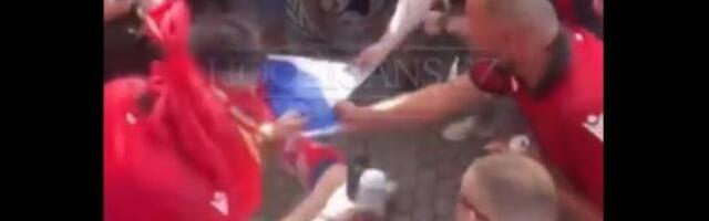 Skandal u Tirani: Albanci pocepali srpsku zastavu (VIDEO)
