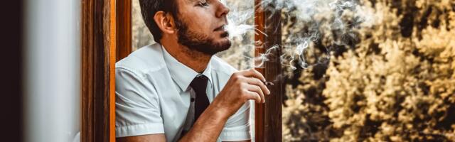 Danijel (42) pušio na svojoj terasi u Beču: Sada mora da plati PAPRENU KAZNU zbog tužbe komšinice