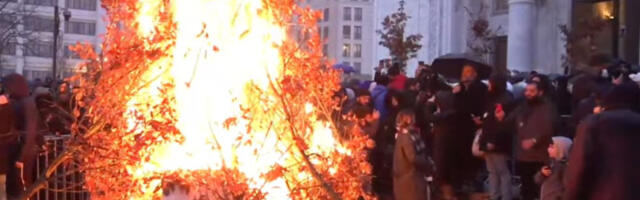 Tradicionalno paljenje Badnjaka ispred Hrama Svetog Save, vernici se okupili u velikom broju