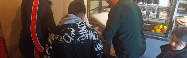 POZNATA POSLASTIČARNICA U VARVARINU NAGRADILA VERNE POTROŠAČE! Božićna nagradna igra oduševila građane (FOTO)