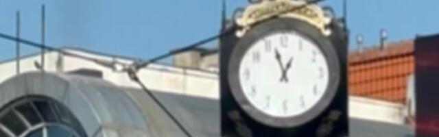 Ne pomaže ni NOV MEHANIZAM: Beogradski sat ponovo POLUDEO (VIDEO)