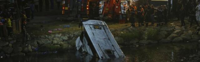 JEZIVA TRAGEDIJA! Autobus sa desetinama putnika SLETEO u reku – najmanje 24 MRTVIH, među njima i DECA, potraga za NESTALIMA i dalje traje!