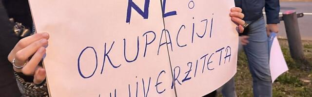 FOTO, VIDEO Protest podrške Univerzitetu u Beogradu: Novosađani kreću za Beograd