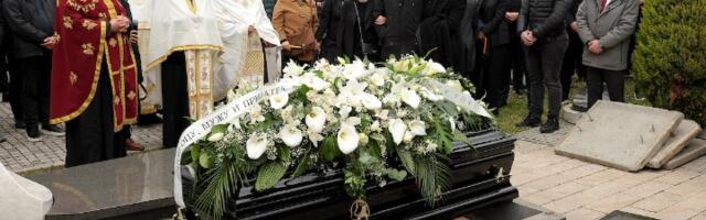 Sahranjen Duško Vujošević: Čuveni trener ispraćen uz suze i pesmu "grobara", brojni velikani se oprostili od njega (FOTO/VIDEO)