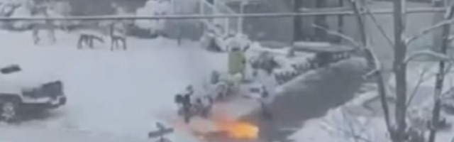 Amerikanac bacačem plamena čistio sneg ispred kuće!