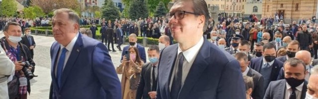 BANJALUČANI POZDRAVILI VUČIĆA DOK JE OD VLADE IŠAO KA GRADSKOJ KUĆI! Vučić: Hvala na predivnoj dobrodošlici! Foto/Video