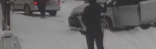 ZA DLAKU IZBEGNUTA TRAGEDIJA: Krenuo golim rukama da zaustavi automobil koji je proklizavao na ledu (VIDEO)