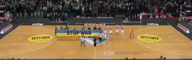 IZVIŽDANI IGRAČI ZVEZDE: Cela hala ustala protiv crveno-belih zbog transparenta u bojama Ukrajine /VIDEO/