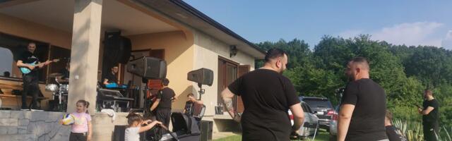„Škorpioni“ stigli u Zagoricu: Kika sa svojim bendom i kolegama vežbao na „Šumadijskoj panorami“