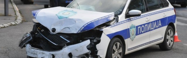 SUDAR POLICIJSKOG I PUTNIČKOG AUTOMOBILA U KRALjEVU: Džip se "zarotirao" od udarca, uviđaj u toku (FOTO)
