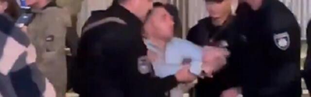 Šok snimci iz Ukrajine: Vojska lovi mladiće i odvlači u rat (VIDEO)