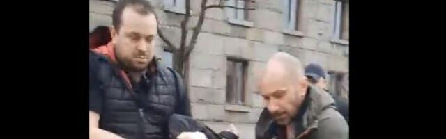 Muškarac priveden ispred Skupštine, pretio redarima da će baciti bombe (VIDEO)
