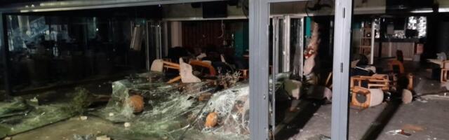 RAZBIJENA STAKLA, POLOMLjEN NAMEŠTAJ,  SVE UNIŠTENO: Ovo je demoliran kafić vlasnika diskoteke smrti u Kočanima  (FOTO)