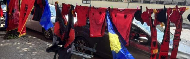 Bedne i podmukle igre Albanaca: Pogledajte kakvu zastavu Srbije su postavili na stadionu (VIDEO)