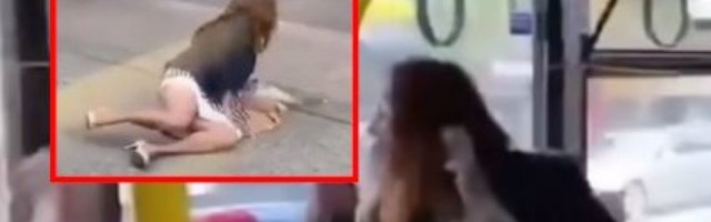 BRUTALNA TUČA U AUTOBUSU ZBOG MASKE: Pljunula muškarca nakon svađe, putnici je izbacili naglavačke iz vozila (VIDEO)