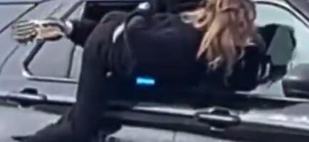 ŽENA POBEGLA KROZ PROZOR POLICIJSKOG AUTOMOBILA: Hit snimak se širi mrežama, pogledajte kako joj je to uspelo! Policajci nisu ni REGISTROVALI da je nestala