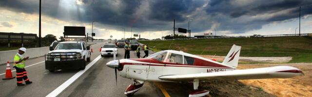 DRAMATIČAN SNIMAK! Avionu otkazao motor, pilot sleteo na autoput između automobila, VOZAČI ŠOKIRANI