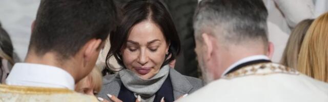 CECA DOBILA POKLON NA LITURGIJI: Poznati se na Vaskrs okupili u Hramu Svetog Save, pevačica nije mogla da sakrije sreću! (VIDEO)