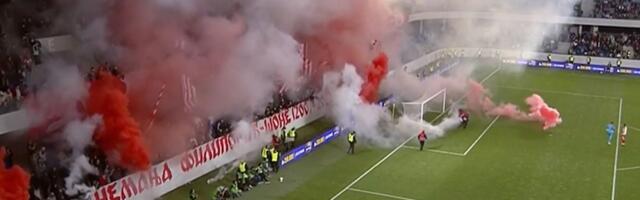 Pogledajte bakljadu Delija na početku drugog poluvremena finala Kupa, sudija prekinuo meč Zvezda - Vojvodina