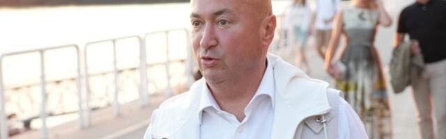 Đani se krsti, na licu bolna grimasa: Osvanuo snimak momenta u kom je pevač izujedan
