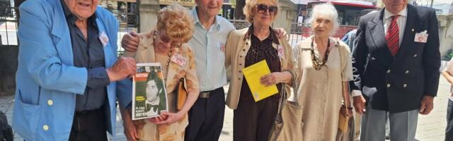 Sedam decenija u treptaju oka! Nekadašnji učenici proslavili jubilej ispred svoje gimnazije (FOTO)