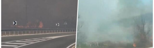APEL VOZAČIMA! GORI NA PUTU KA KLADOVU, VATROGASCI SE RASPOREDILI PO CELOJ DEONICI Saobraćaj otežan, pokušavaju da obuzdaju buktinju! Ne vidi se prst pred okom