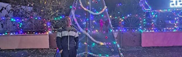 FOTO: Jožef Biači i ove godine okitio dom – četiri kilometra sijalica zasijalo u Srpskom Itebeju