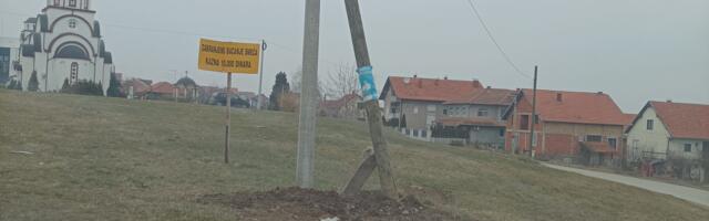 Zabrinutost građana: Bandera vezana žicom umesto popravljena