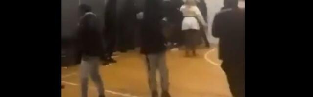 Jezive scene u školi: Deca beže i vrište dok ih 50 vršnjaka juri sa noževima (VIDEO)