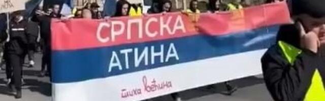 SRPSKA ATINA, TIHA VEĆINA: Novosađani pešice krenuli u Beograd na veliki sabor da pruže podršku predsedniku Srbije (VIDEO)