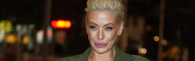 Grudi pucaju u vrelom dekolteu - Voditeljka zbog proreza na haljini zapalila mreže (FOTO)