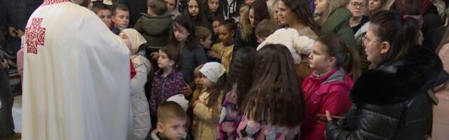 KAKO SLAVE BOŽIĆ SRBI NA KOSOVU I METOHIJI: Hram Svetog Dimitrija u Severnoj Mitrovici premali za sve vernike na božićnoj liturgiji (VIDEO)