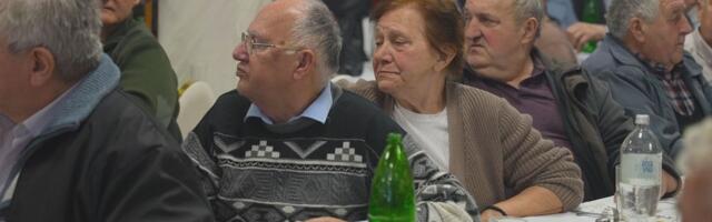 Preko 300 Dragačevaca na tribini: Penzioneri dobijaju besplatan prevoz i važne poruke