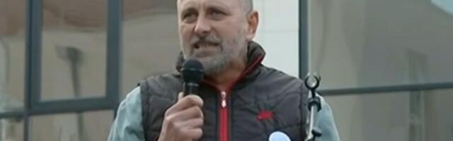 (VIDEO) Bruka blokadera! Otac divlja traktorom, ćerke bacaju jaja na odbornike i proklinju policiju