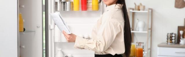 Zašto iskusne domaćice STAVLJAJU NOVINE U FRIŽIDER? Kada vidite razlog, uradićete isto već danas