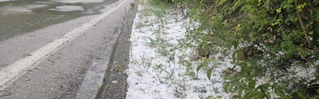 "TUKAO JE JAKO, LOPATOM SMO SKUPLJALI LED IZ DVORIŠTA" Sve obelelo za par minuta, silan grad se sručio na sela kod Priboja (FOTO)