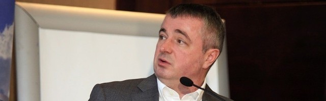 "Bajatović bio neuspešan student, a sad - doktor nauka?"