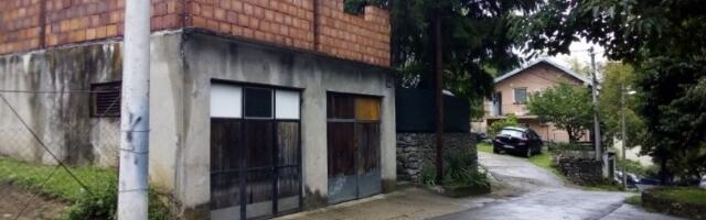 Okupirao saobraćajnicu, sada nelegalno zida stan (FOTO)