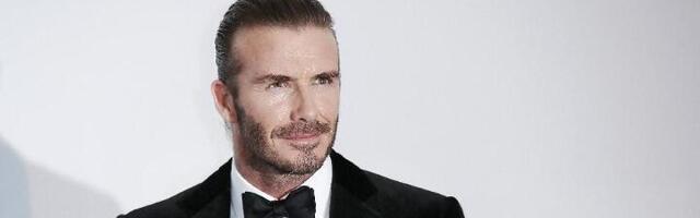 Žene zaluđene slikom Bekama dok popravlja TV u gaćama (FOTO)