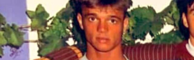 Ko je pevač sa fotografije? Poznat ženskaroš, a u mladosti bio prava lutkica (FOTO)