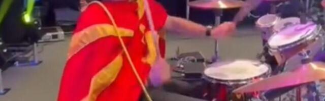 Ogrnuo zastavu Makedonije, pa...Isplivao snimak Ace Lukasa sa koncerta u Kavadarcima, ovo se odigralo pre hapšenja!