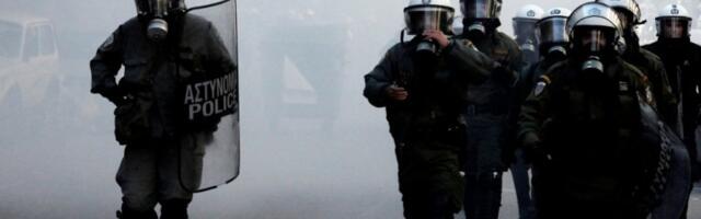 INTERVENTNA POLICIJA SUZAVCEM RASTERALA BLOKADU POLJOPRIVREDNIKA: Hteli da zatvore put do aerodroma, pa IZBIO VELIKI SUKOB